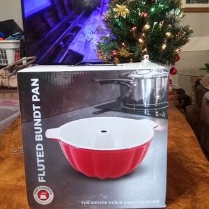 Chef's Counter Red Stoneware Fluted Bundt Pan 11"x9.4"x4.5" Dishwasher Microwave